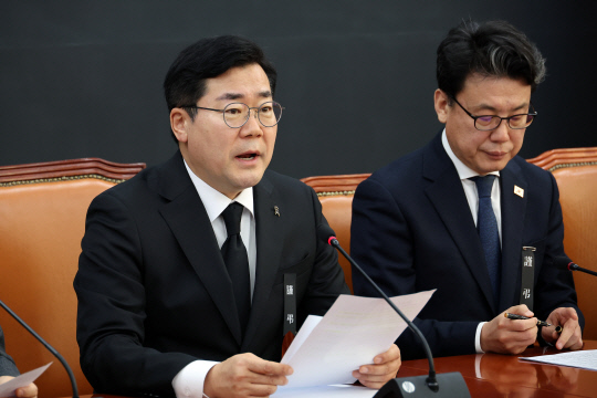 박찬대(왼쪽) 더불어민주당 원내대표가 31일 서울 여의도 국회에서 열린 원내대책회의에서 발언하고 있다. [연합뉴스]